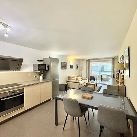 à 100 M Des Plages Rue De Provence *