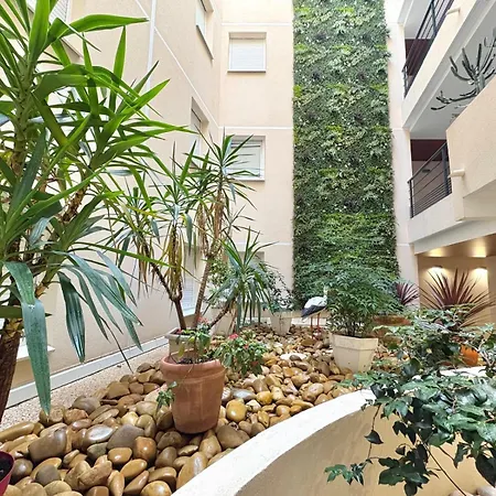 à 100 M Des Plages Rue De Provence