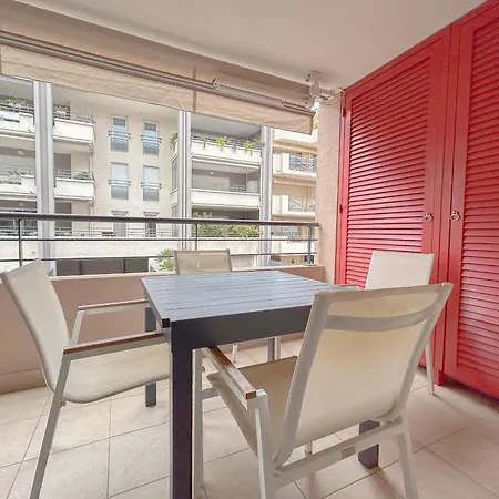 A 100 M Des Plages Rue De Provence