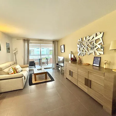 A 100 M Des Plages Rue De Provence Сен-Рафаель