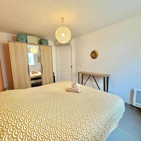 A 100 M Des Plages Rue De Provence * Saint-Raphael (Var)