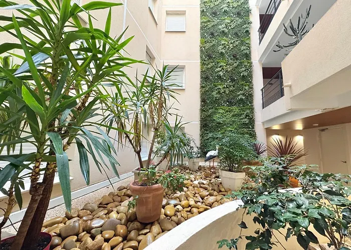 A 100 M Des Plages Rue De Provence